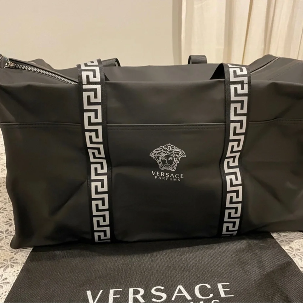 【VERSACE PARFUMS】ボストンバッグ 黒 Versace Parfums Black and Gold Folding Tote Bag / Shopper / Beach